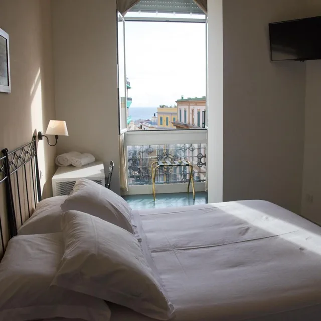 غرفة بسرير مزدوج بإطلالة على البحر، Villa Margherita 6/9