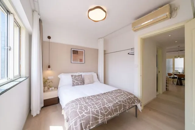 Senior, Apartment, 1 Single and 4 Double Beds، Book and Bed-People's Square 3/7