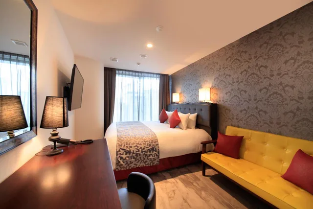 غرفة بسرير كينج مع أريكة في الملحق، Centurion Hotel Ueno 2/2
