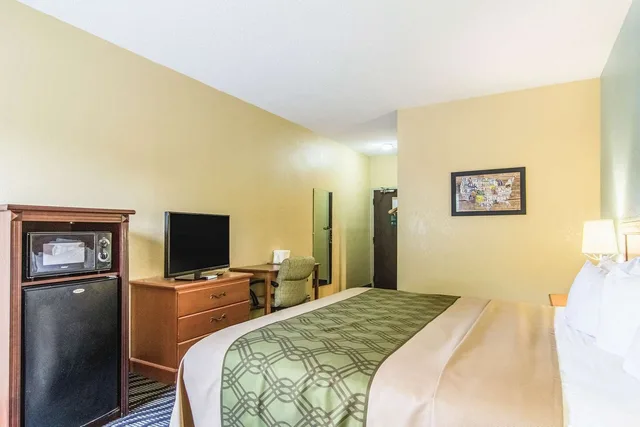 Room, King Bed, Accessible, Econo Lodge Darien GA 2/5