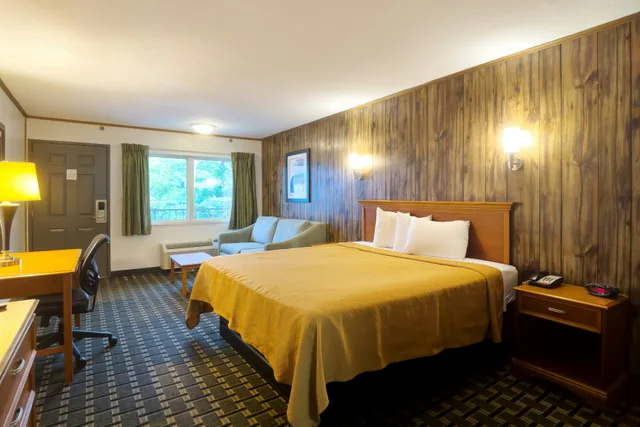 Room, Queen Bed, River Front، Tennessee Mountain Lodge Riverside by OYO 2/6