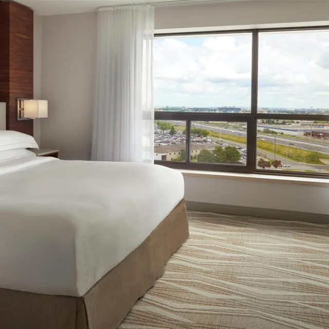 جناح بسرير كينج مع أريكة، Hilton Toronto Airport Hotel & Suites 2/4