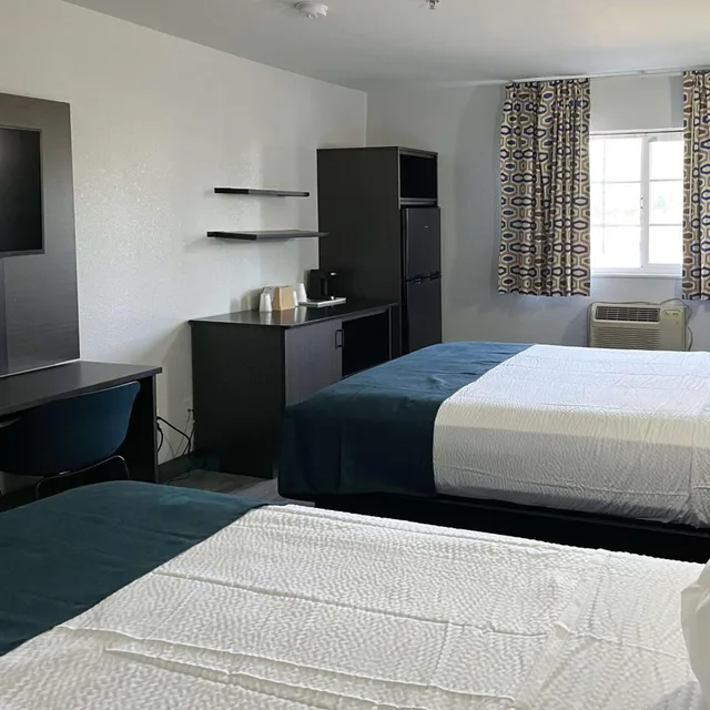 2 Queen Beds - Non-Smoking, Micfridge، Studio6 Suites Delano, CA 3/10