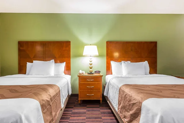 غرفة بسريرين كوين للمدخنين، Quality Inn & Suites near Robins Air Force Base 6/7