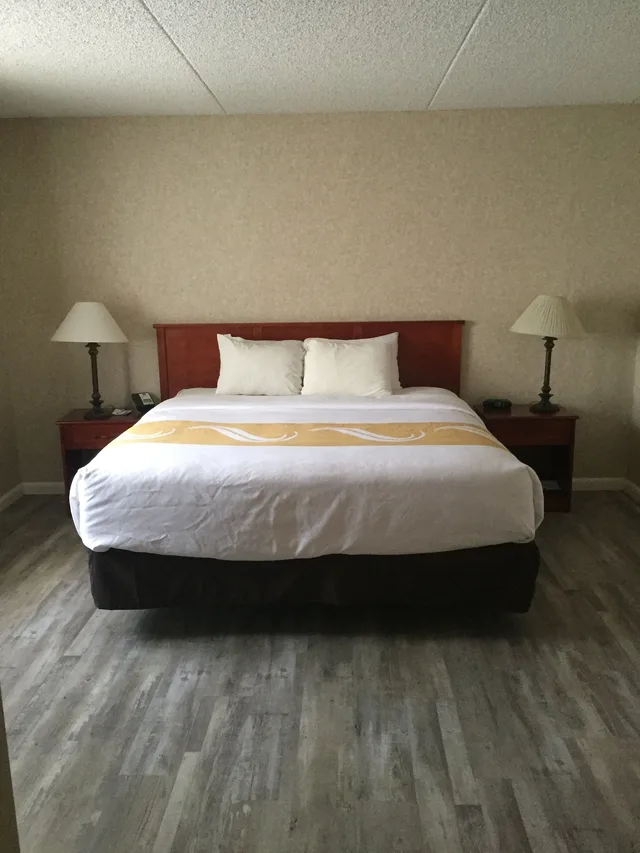 Standard, King Bed, Pool Side، Quality Inn and Suites Downtown University Area 1/3
