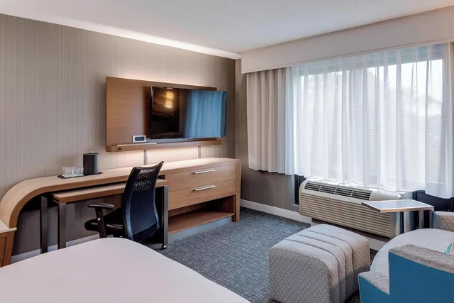 Room, King Bed, Balcony, Accessible, Courtyard By Marriott Portsmouth 3/5