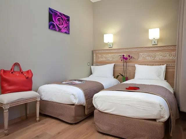 غرفة قياسية بسرير مزدوج وسريرين منفصلين، Hotel Du Printemps 1/2