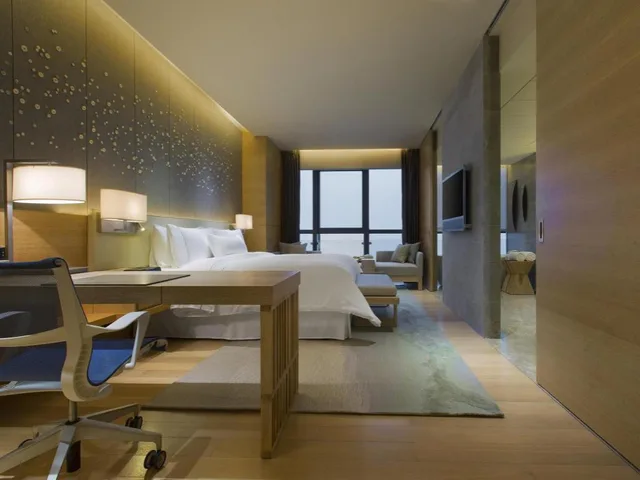Guest Room, Executive, Privilege, King Bed, River View, Executive Lounge Access, High Floor, The Westin Chongqing Liberation Square 5/6