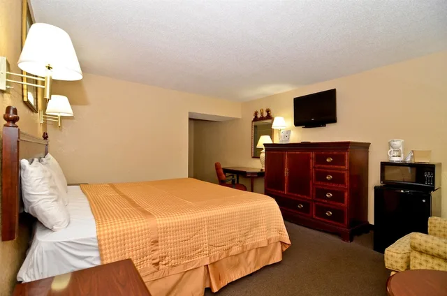 Room, Queen Bed, Smoking, Americas Best Value Inn Smithfield 4/4