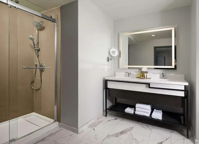 جناح تنفيذي بسرير كينج بغرفة نوم واحدة مع أريكة، Hilton San Jose 1/1