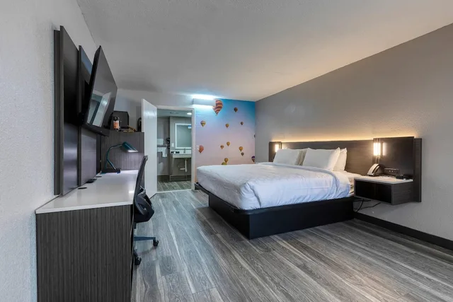 غرفة قياسية بسرير كينج، Clarion Pointe Decatur River City 10/10