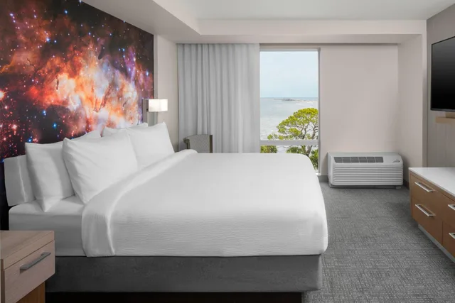 جناح بسرير كينج بإطلالة مع أريكة، Courtyard by Marriott Titusville Kennedy Space Center 1/4