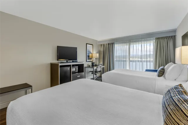 غرفة بسريرين كوين بإطلالة على النهر بشرفة، Best Western Pier Point Inn 3/6