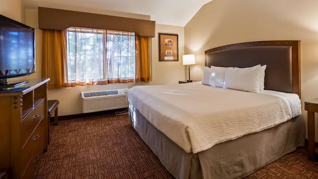 غرفة قياسية بسرير كينج بإطلالة على المسبح بشرفة، Best Western Plus Inn Of Williams 1/7