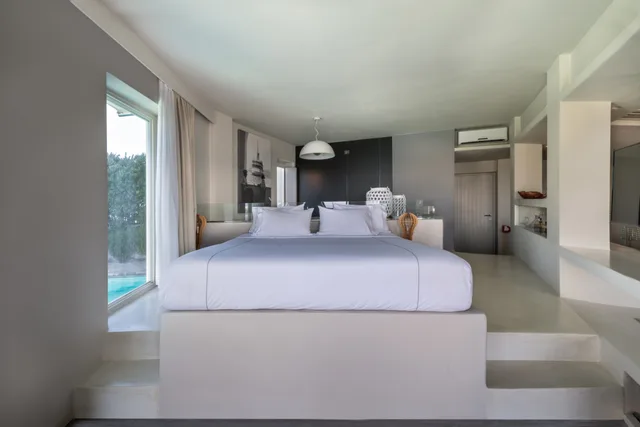 Infinity Pool with Caldera View، West East Suites - Adults Only 1/2