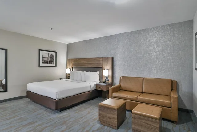 جناح بسرير كينج بإطلالة على المدينة مع أريكة، The Penn Stroud Stroudsburg - Poconos, an Ascend Collection Hotel 1/7