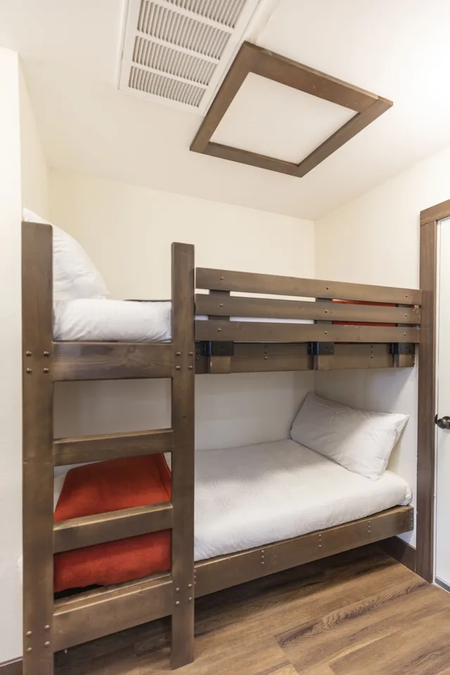 غرفة فاخرة بسرير كينج وسريرين منفصلين مع أريكة، Westgate River Ranch Resort & Rodeo 3/4