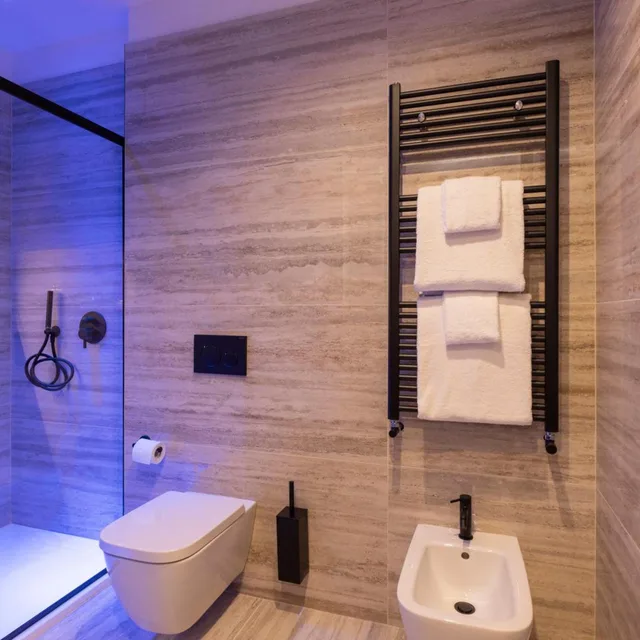 جناح بجاكوزي، Adoro Hotel 8/10