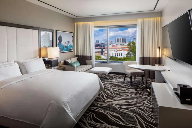 Room, King Bed, Sofa, Peloton, Hilton Aventura Miami 1/3