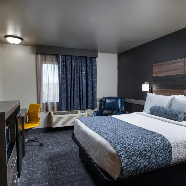 غرفة بسرير كوين، Hotel J Green Bay Formerly Airport Settle Inn 2/8