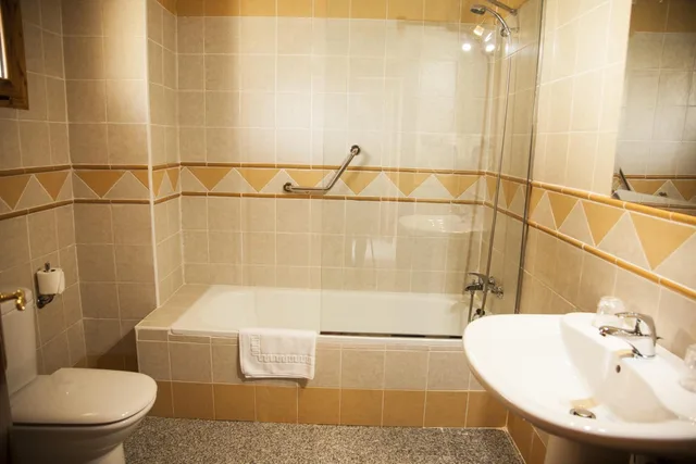 جناح جونيور عائلي، Hotel Plaza del Castillo 7/9