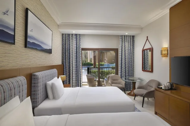 غرفة قياسية بسريرين منفصلين بشرفة، Double Tree by Hilton Resort and Spa Marjan Island 2/8