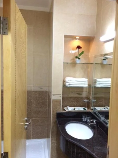 غرفة بسرير كينج، Doha Dynasty Hotel 4/5