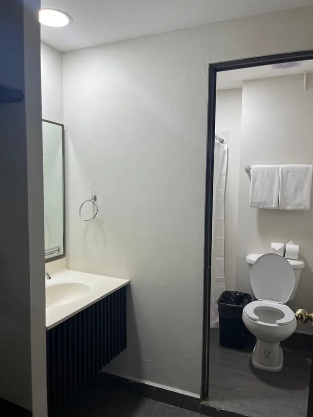 غرفة قياسية بسرير كوين بحمام خاص، Hotel Plaza Del Arco 3/3