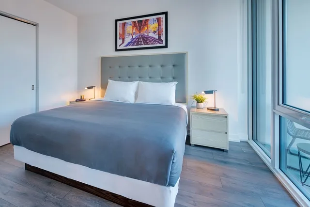 2 Bedrooms, Junior Suite, King and Queen Bed, Sofa, Level Chicago Old Town 3/6