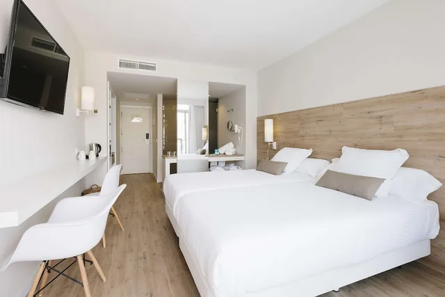 غرفة بسرير مزدوج بإطلالة على المسبح بشرفة، AluaSoul Ibiza - Adults Only 1/10