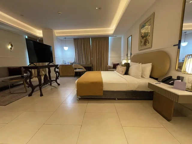 غرفة تنفيذية بسرير كينج، The Nishat Hotel Gulberg Lahore 3/4