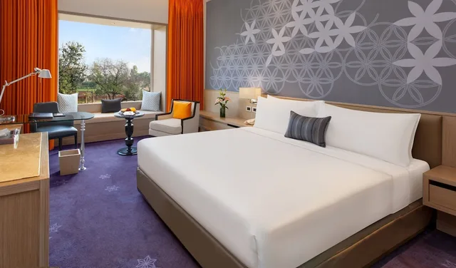 غرفة كلوب ديلوكس بسرير كينج بإطلالة على المسبح، Welcomhotel by ITC Hotels, Raja Sansi, Amritsar 1/4