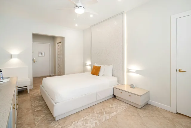 Queen Bed, Cardozo South Beach 4/5