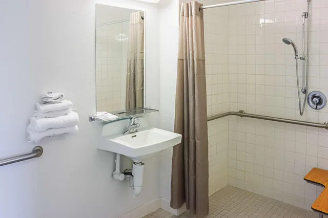 1 Full Bed - ADA/RI Shower/Mini Fridge، Motel6 Porterville, CA 4/4