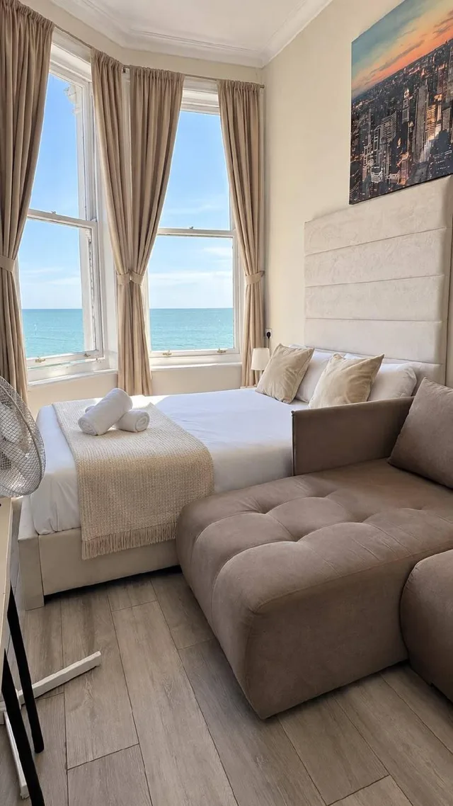 غرفة قياسية رباعية بإطلالة على البحر، OYO Marine Parade Hotel Eastbourne Pier 1/1