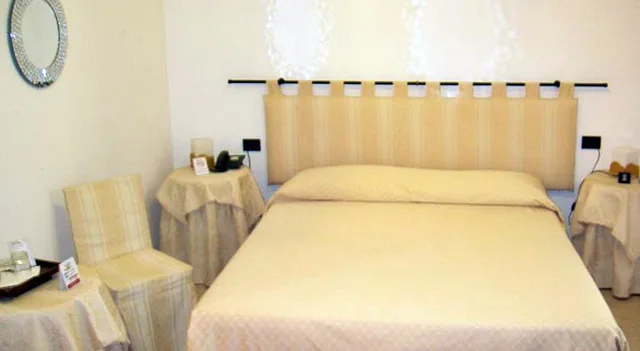 غرفة مفردة، HOTEL AGLI ARTISTI 2/2