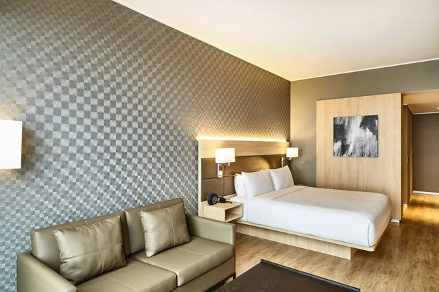 غرفة ديلوكس بسرير كينج بإطلالة جزئية على البحر، AC Hotel by Marriott Lima Miraflores 1/9
