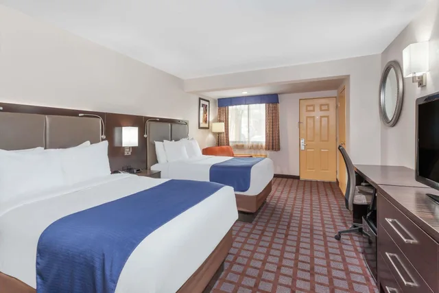 غرفة بسريرين مزدوجين للمدخنين، Days Inn by Wyndham Woodbury Long Island 1/4