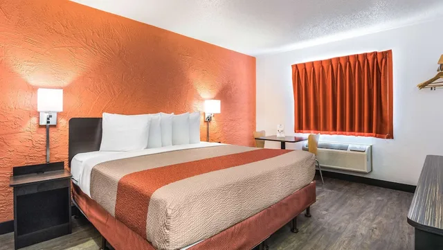 1 Queen Bed - Premium, Mini fridge، Motel6 Elk Grove Village, IL 2/7