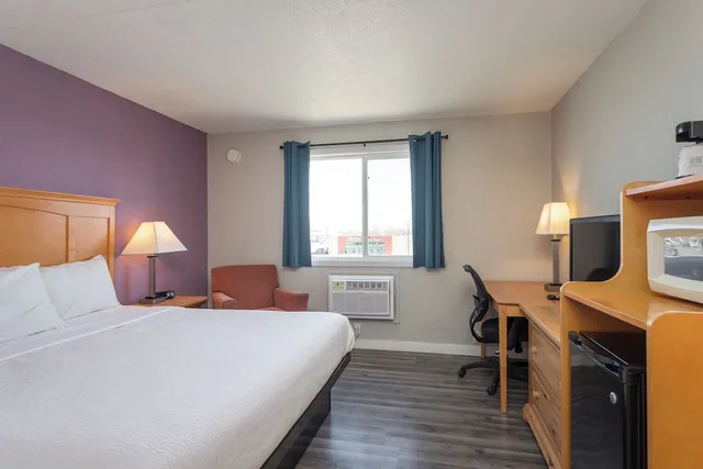 غرفة بسرير كينج، Sauk River Inn & Suites, a Travelodge by Wyndham 1/4