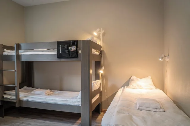 غرفة رباعية بسريرين منفصلين وسرير بطابقين بحمام خاص، Göteborgs Vandrarhem - Hostel 3/5