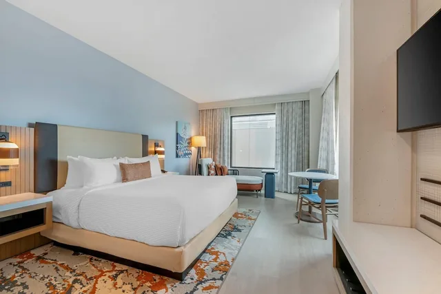 غرفة قياسية بسرير كينج لذوي الإعاقة، Cambria Hotel Austin Downtown 1/10