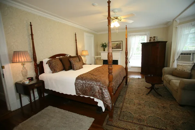 غرفة ديلوكس بسرير كينج بحمام خاص، The Four Chimneys Inn 2/4