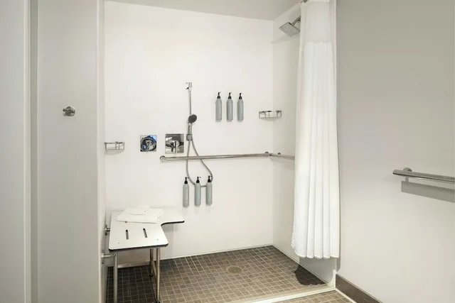 Room, 1 King Bed, Hearing Accessible (Mobility Accessible with Bathtub)، Courtyard Long Beach Downtown 2/2