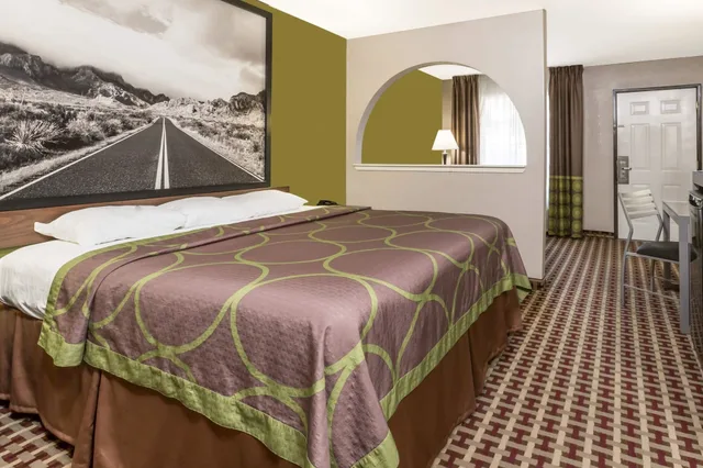 Mini, Suite, King Bed, Stair Access Only، Super 8 by Wyndham Houston/Webster/NASA 3/4
