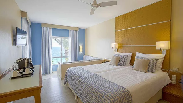 غرفة كلاسيكية عائلية بسريرين مزدوجين بإطلالة على البحر مع أريكة، Robinson Club Esquinzo Playa 1/2