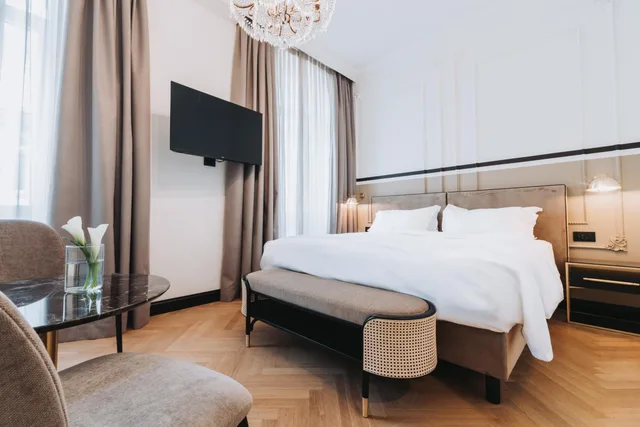 جناح جونيور، Continentale Hotel 3/5