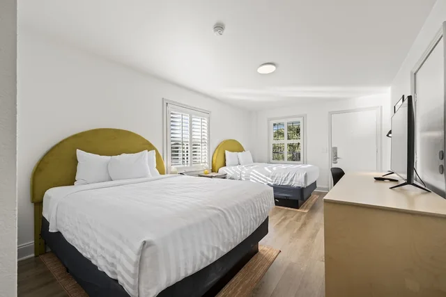Room, 2 Queen Beds, Creek View, Corner، Charleston Creekside Inn 3/4