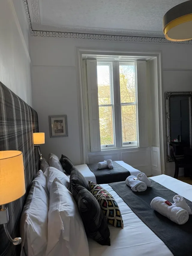 غرفة عائلية بسرير مزدوج وسرير فردي، The International Guest House 4/10