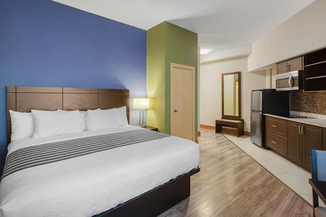 غرفة قياسية بسرير كينج بمطبخ، Best Western Kincardine 1/10